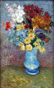 Fleurs dans un vase bleu